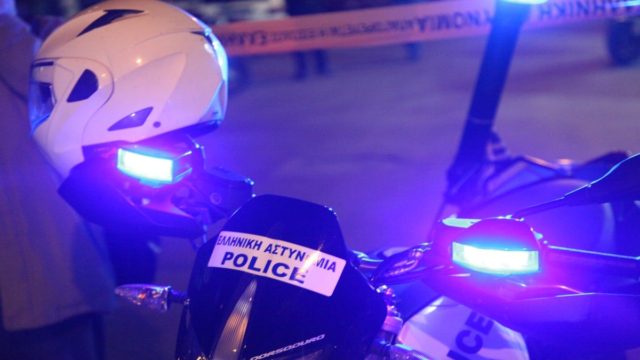 Κινηματογραφική καταδίωξη στην Αττική οδό: Οδηγός σκόρπισε στον δρόμο συσκευασίες κάνναβης – Τραυματίστηκε αστυνομικός