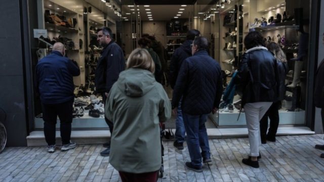 Σε ρυθμούς εορταστικού ωραρίου: Πώς θα λειτουργήσουν τα καταστήματα έως την Πρωτοχρονιά