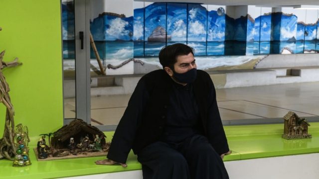 Κιβωτός του Κόσμου: «Καίνε» ξανά τον πατέρα Αντώνιο – Ο 15χρονος από τη δομή του Βόλου τον κατήγγειλε για ασέλγεια προ διετίας (video)