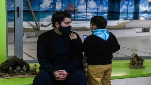 Κιβωτός του Κόσμου: «Έδειραν παιδί στην τουαλέτα επειδή δεν έτρωγε το φαΐ του – Εθελοντής παρενόχλησε σεξουαλικά 16χρονη»