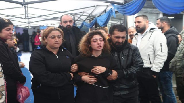 Θρήνος, κλάματα και τραγούδια στην κηδεία του 16χρονου Ρομά – Σπαράζει καρδιές η γυναίκα του (Video)