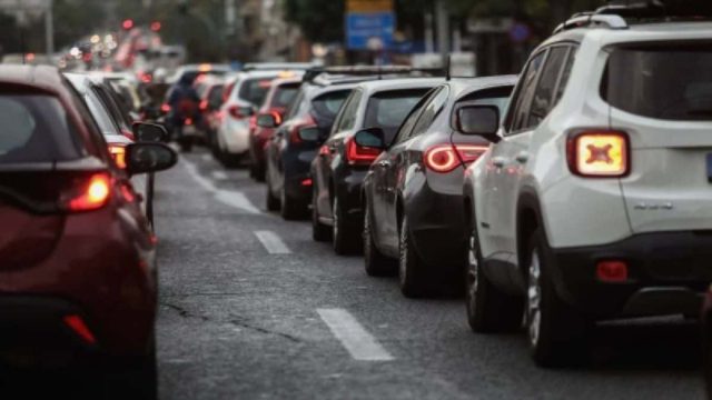 Κυκλοφοριακό κομφούζιο: «Στενάζει» ο Κηφισός και στα δύο ρεύματα – Ποιους δρόμους να αποφύγετε (Video)