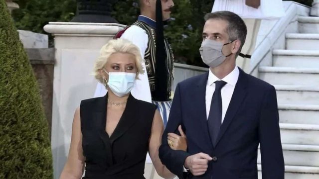 Αποκλείεται: Αυτός ο πασίγνωστος Έλληνας είναι ο… μπατζανάκης της Σίας Κοσιώνη και γαμπρός του Κώστα Μπακογιάννη