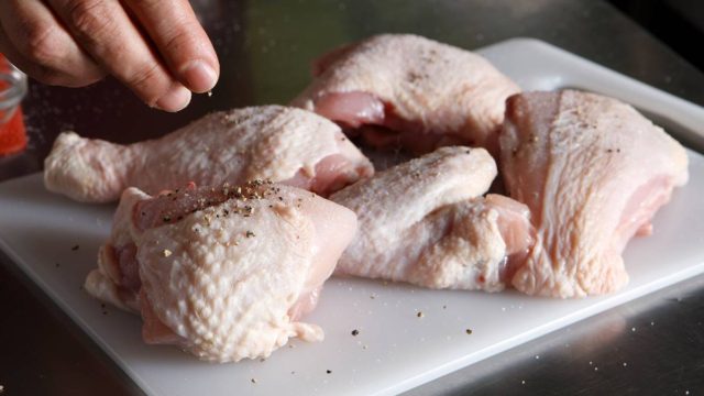 Το πιο χρήσιμο βίντεο: Έτσι κόβουμε το κοτόπουλο στο μισό