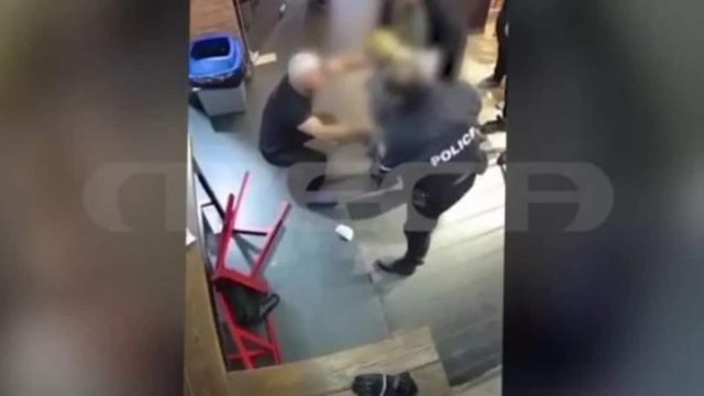 «Θρίλερ» στην Κοζάνη: Καρέ καρέ η στιγμή που γυναίκα πνίγεται με σουβλάκι και τη σώζει αστυνομικός (Video)