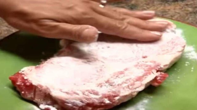 Πάνω σε ένα κομμάτι κρέας βάζει μαγειρική σόδα! Ο λόγος; Πανέξυπνος!