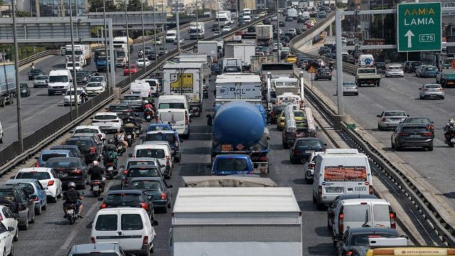 Κυκλοφοριακό κομφούζιο στους δρόμους: Για «γερά νεύρα» η οδήγηση στην Αθήνα – Ποιους να αποφύγετε