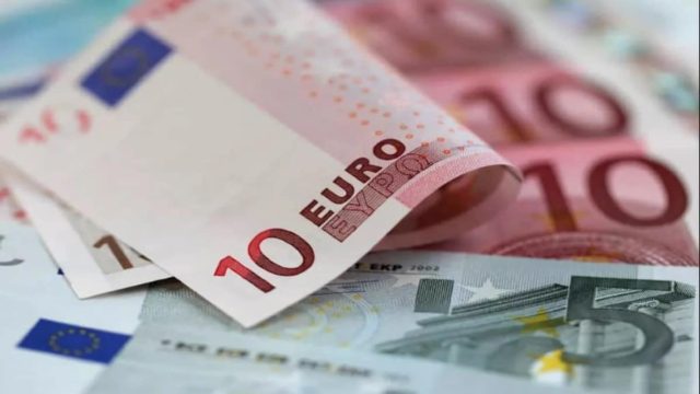 Λεφτά στα ΑΤΜ – Χιλιάδες δικαιούχοι παίρνουν έως 1.600 ευρώ