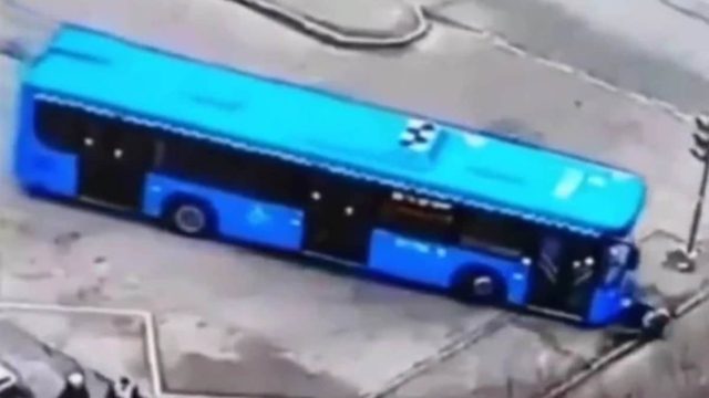 Σκληρό βίντεο: Λεωφορείο περνάει πάνω από γιαγιά που περπατούσε με το εγγόνι της