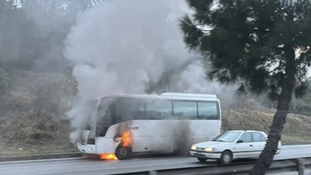 Θεσσαλονίκη: Φωτιά σε σχολικό λεωφορείο – Aπεγκλοβίστηκαν τα παιδιά (video)