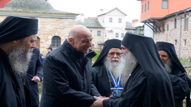 Λιποθυμία Νίκου Δένδια στο Άγιο Όρος: Χτύπησε σοβαρά σε μύτη και δόντια (photos)