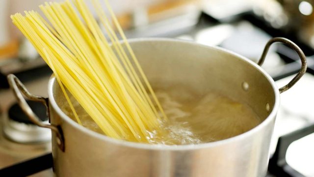 «Σβήνει» την αναμονή για πάντα – Super tip για μακαρόνια έτοιμα σε 1 λεπτό!