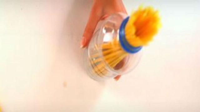 Έβαλε μακαρόνια μέσα σε ένα πλαστικό μπουκάλι – Μόλις δείτε το λόγο θα τρέξετε να το κάνετε
