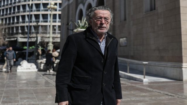 «Χιονοστιβάδα» από τον Μάκη Τριανταφυλλόπουλο: «Υποταγμένοι υπάλληλοι του αναψυκτικού»