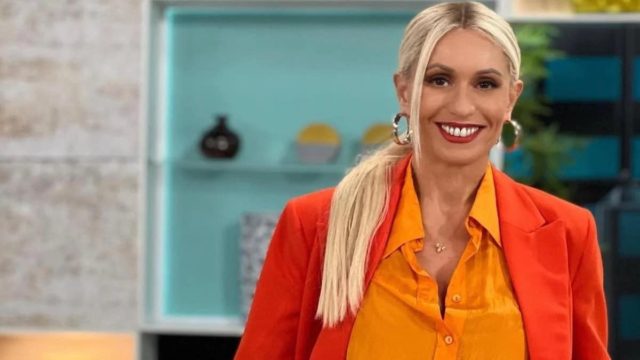 Γλώσσα που «τσακίζει κόκκαλα» από την Μαρία Μπακοδήμου: «Θέλω να λύσουμε τους λογαριασμούς μας»