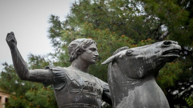 Παραλήρημα με αποκάλυψη-φωτιά: «Τον Μέγα Αλέξανδρο τον σκότωσε ο…»