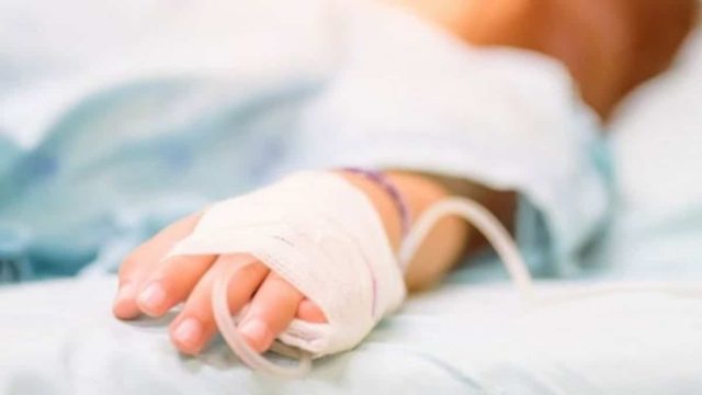 Η διάγνωση τη σόκαρε: Μητέρα πήγε τρέχοντας το μωρό της στην εντατική με μια πάνα γεμάτη…