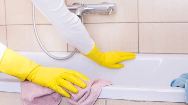 Το γνωρίζουν μόνοι οι επαγγελματίες: Το κόλπο για να κάνετε τη μπανιέρα σας να γυαλίσει