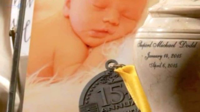 Το μωρό τους πέθανε ενώ καθόταν σε καθισματάκι αυτοκινήτου – Τώρα προειδοποιούν για αυτόν τον κίνδυνο