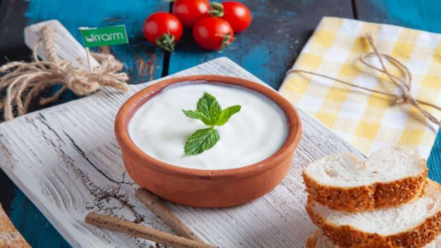 Δώστε προσοχή! Να γιατί πρέπει να αποθηκεύετε τα γιαούρτια γυρισμένα ανάποδα στο ψυγείο