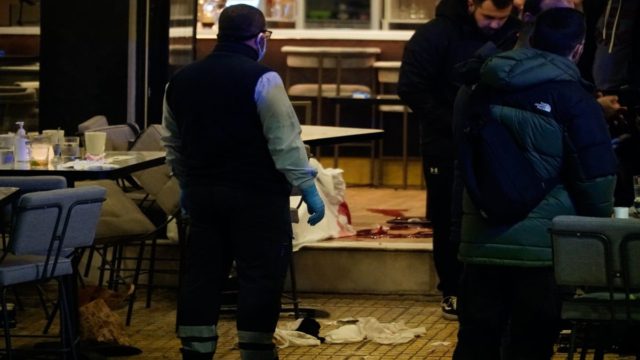 Βίντεο ντοκουμέντο μαφιόζικης επίθεσης στη Νέα Σμύρνη: Δύο νεκροί από πυροβολισμούς σε καφετέρια – Τι μαρτυρούν οι κινήσεις του εκτελεστή