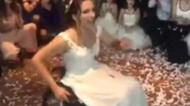 Το σπαρακτικό ζεϊμπέκικο της νύφης: Συγκίνησε τους πάντες και «ράγισε» καρδιές με το χορό της (Video)