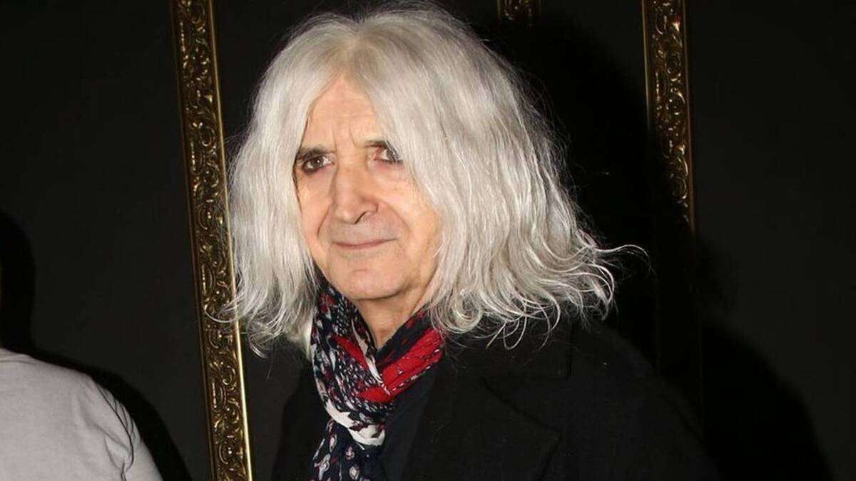 “Πόσο κουράστηκες, να φύγεις βιάστηκες…” – Η μεγάλη απώλεια που στιγμάτισε τον Νίκο Καρβέλα