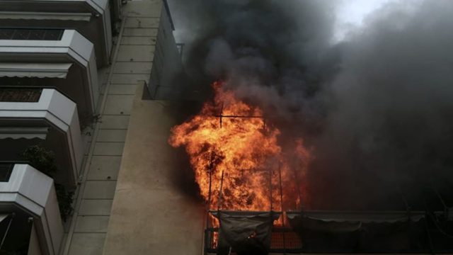 Συναγερμός στην Νέα Σμύρνη: Φωτιά σε δώμα πολυκατοικίας