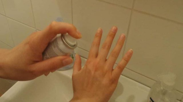 Βάφει τα νύχια της με μανό και μετά από λίγο τα ψεκάζει με λακ. Ο λόγος; Δεν πάει το μυαλό σας!