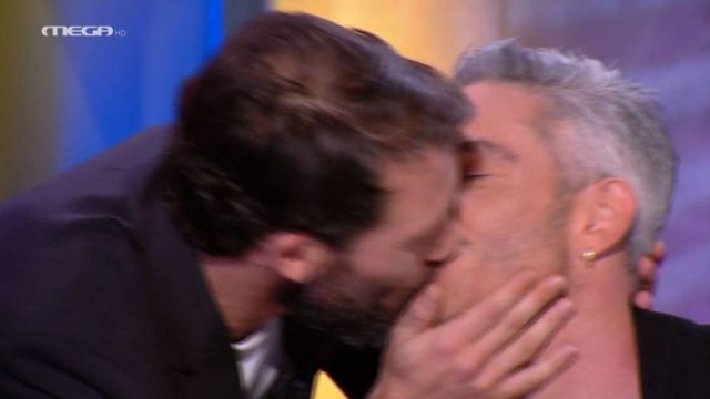 Απίστευτο! Ο Αντίνοος Αλμπάνης φίλησε τον Θεοχάρη Ιωαννίδη στο στόμα σπάζοντας κάθε ταμπού – «Φιλάς ωραία»