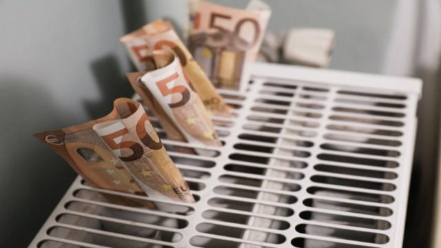 Το «θαύμα» του καλοριφέρ: Έτσι θα ζεστάνετε το σπίτι σας με μόλις 2 ευρώ!