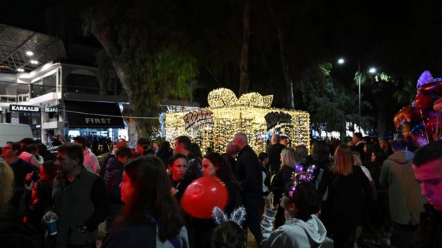 Χριστουγεννιάτικη βόλτα στη Γλυφάδα για την «Κόκκινη Νύχτα», γιορτινές αγορές και ζεστό κρασί