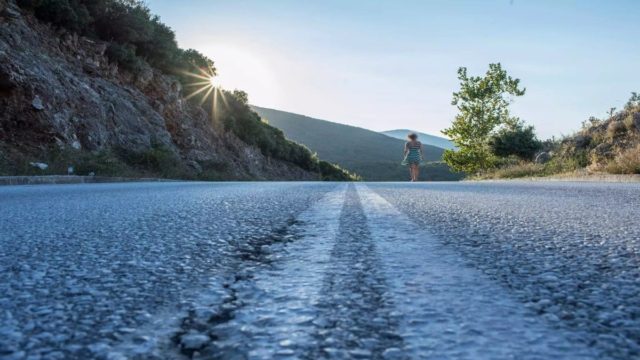 Ρόδος – Το θύμα του ωτοστόπ: Η απάτη της γυναίκας που του έκλεψε…2.500 ευρώ