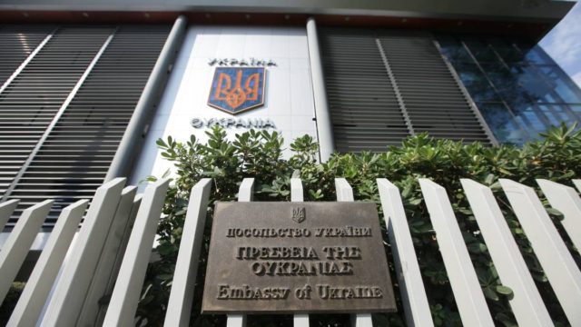 Συναγερμός στην πρεσβεία της Ουκρανίας στην Αθήνα – Βρέθηκε ματωμένος φάκελος!