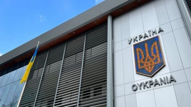 Απειλητικά “ματωμένα πακέτα” σε πρεσβείες Ουκρανίας στην Ευρώπη: Τι δηλώνει το Κίεβο – Τι περιέχουν τα πακέτα