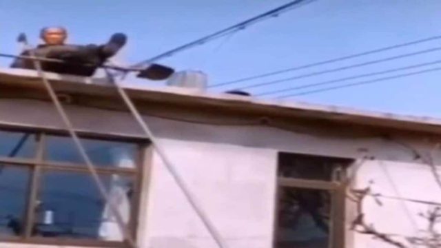 77χρονος παππούς-κασκαντέρ θέλησε να κατέβει απ’ τη στέγη χωρίς σκάλα – Δεν φαντάζεστε τι συνέβη μετά… (Video)