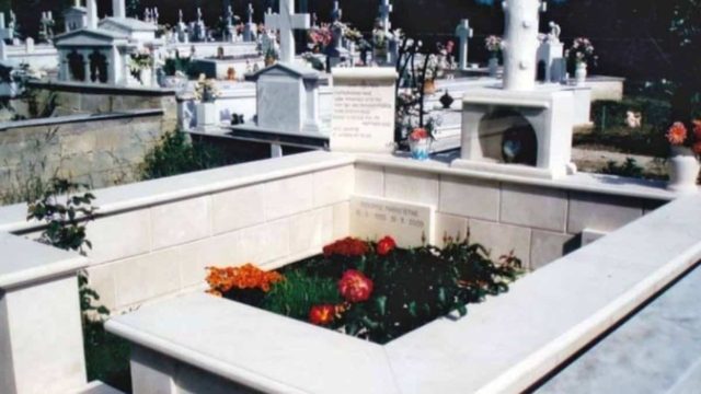 Παππούς κηδεύτηκε πριν 20 μέρες: Μόλις πήγαν τα παιδιά του στον οικογενειακό τάφο είδαν κάτι το… ανατριχιαστικό!