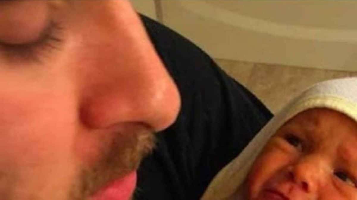 Πατέρας ανεβάζει φωτογραφία από την κόρη του – Αν την παρατηρήσετε όμως καλύτερα, υπάρχει κάτι πολύ ανησυχητικό πέρα από τη γκριμάτσα της!