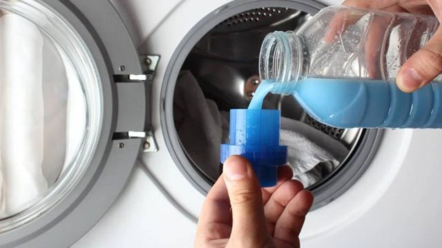 Πάρτε μια μπάλα αλουμινόχαρτο και βάλτε την στο πλυντήριο ρούχων – Δεν έχετε δει πιο αστραφτερά ρούχα!