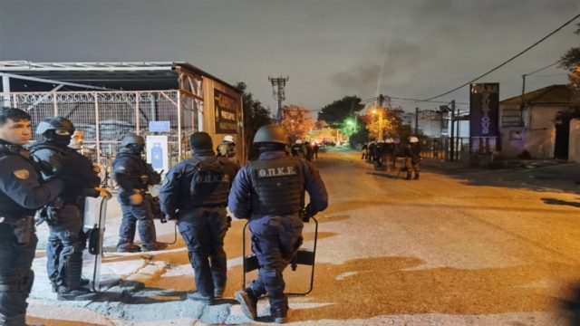 Θεσσαλονίκη – Πυροβολισμός 16χρονου: Επεισόδια των Ρομά στο Χαλάνδρι – Καμμένοι κάδοι και λάστιχα (photo – video)