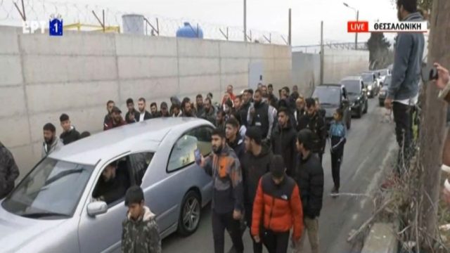 Θεσσαλονίκη: Βαρύ το κλίμα στον οικισμό Ρομά “Αγία Σοφία” για τον 16χρονο – Με κομβόι η σορός του (Video)
