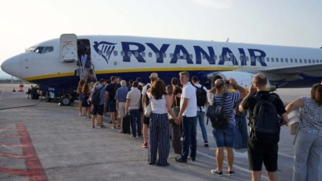 Γυρίζει το…παιχνίδι λίγο πριν τα Χριστούγεννα η Ryanair: Εισιτήρια για Ευρώπη και όχι μόνο με μόλις 20 ευρώ!