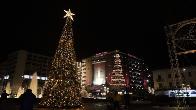 Η φωτογραφία της ημέρας: Το κέντρο της Αθήνας «φόρεσε» τα γιορτινά του!