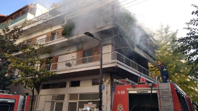Συναγερμός στη Λάρισα: Διαμέρισμα τυλίχτηκε στις φλόγες – Πρόλαβε και βγήκε ένα άτομο (Video)