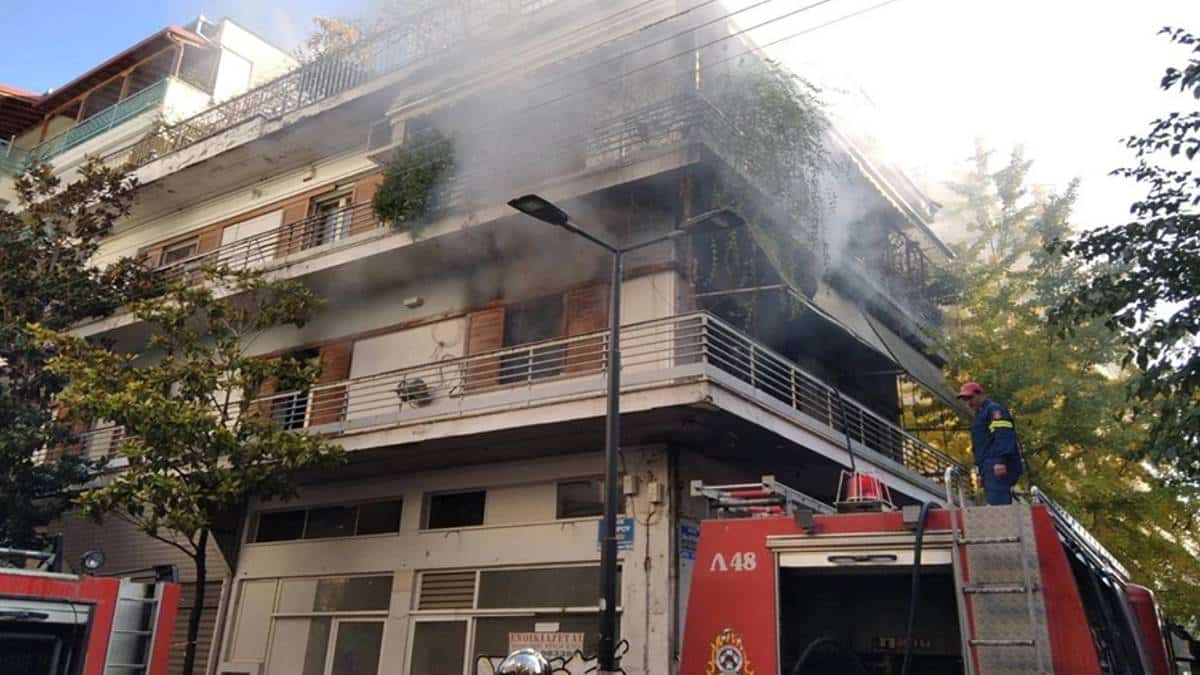 Συναγερμός στη Λάρισα: Διαμέρισμα τυλίχτηκε στις φλόγες – Πρόλαβε και βγήκε ένα άτομο (Video)
