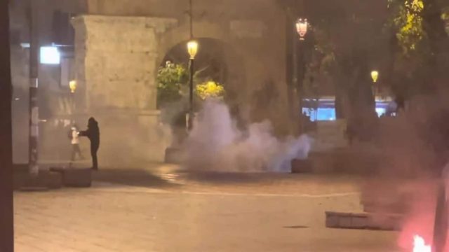 Πανικός και στη Θεσσαλονίκη: Επεισόδια με μολότοφ στην πορεία για το θάνατο του 16χρονου Ρομά