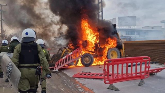 Νεα σοβαρά επεισόδια κοντά στον οικισμό Ρομά Αγία Σοφία στη Δυτική Θεσσαλονίκη: Πυροβολούν με καραμπίνες κατά των αστυνομικών – Οι δυνάμεις των ΜΑΤ  απάντησαν με χρήση χημικών (Video)