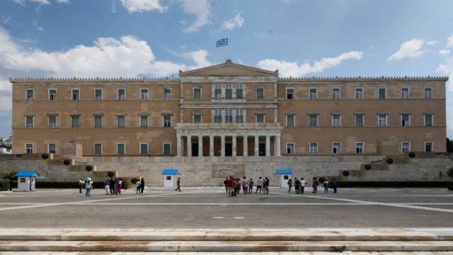 Θρίλερ στη Βουλή: 17χρονη μαθήτρια προσπάθησε να μπει με μαχαίρι
