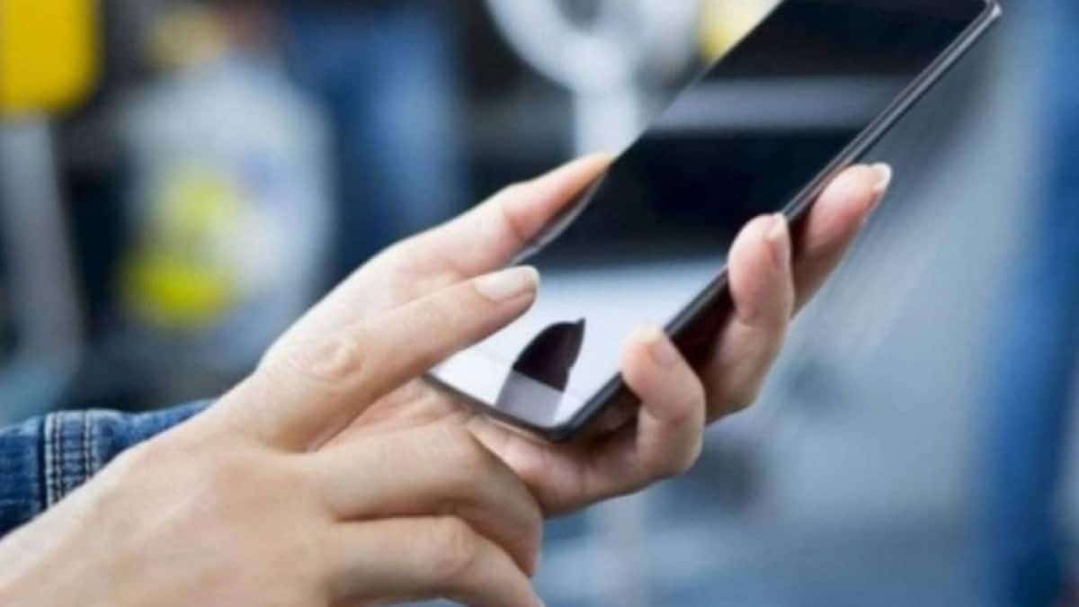 Τα… μάτια σας 14 στα κινητά σας: Η τεράστια απάτη με το SMS που άνοιξε και του έκλεψαν 5.800 ευρώ!