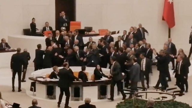 Τουρκία: Ξύλο στη βουλή στη συζήτηση για τον προϋπολογισμό – Στην εντατική βουλευτής της αντιπολίτευσης (video)